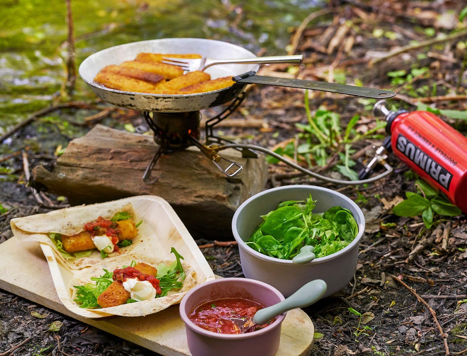 Fiskepinner ute i naturen