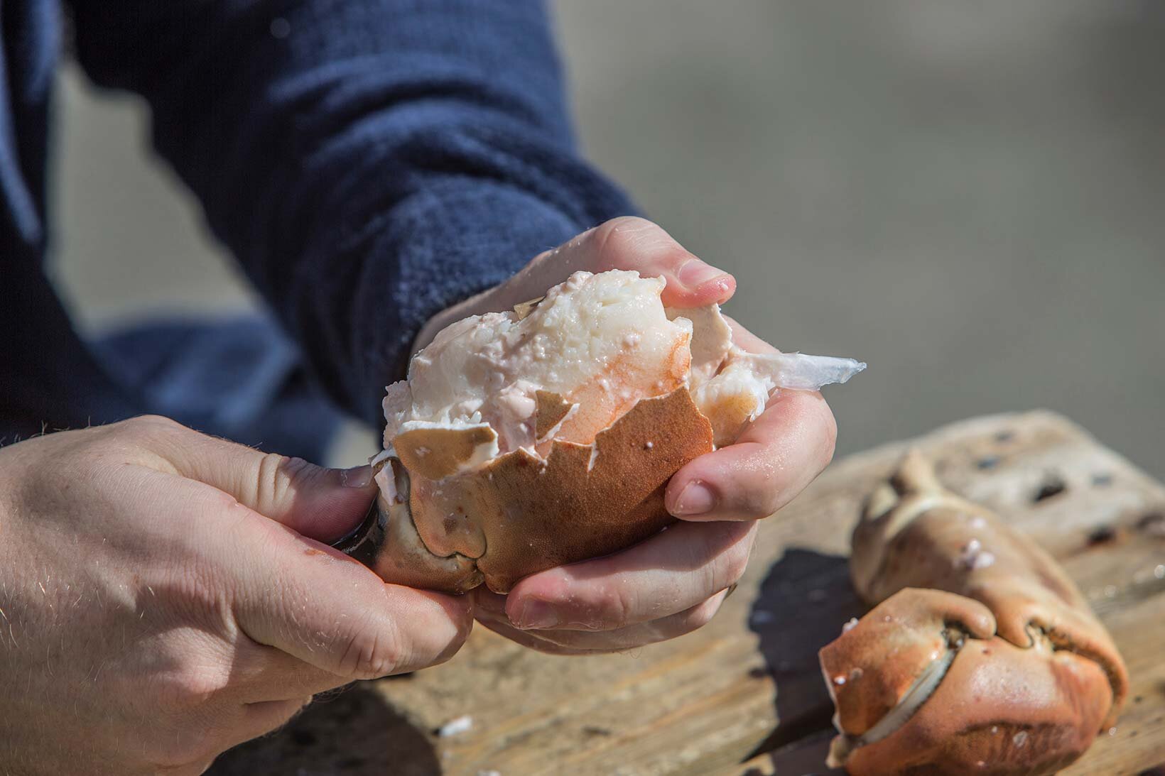 Åpne krabbeklør med hendene