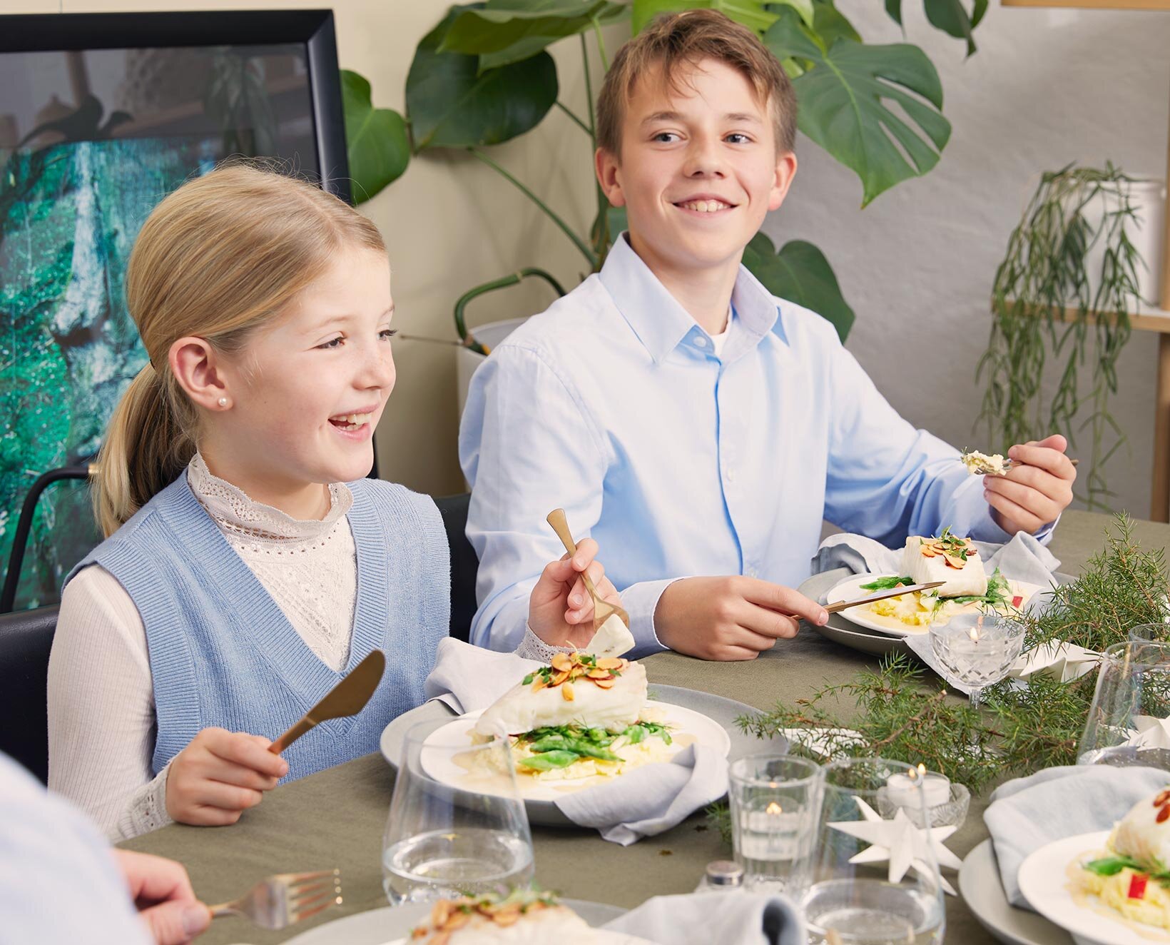 Søsken rundt middagsbord