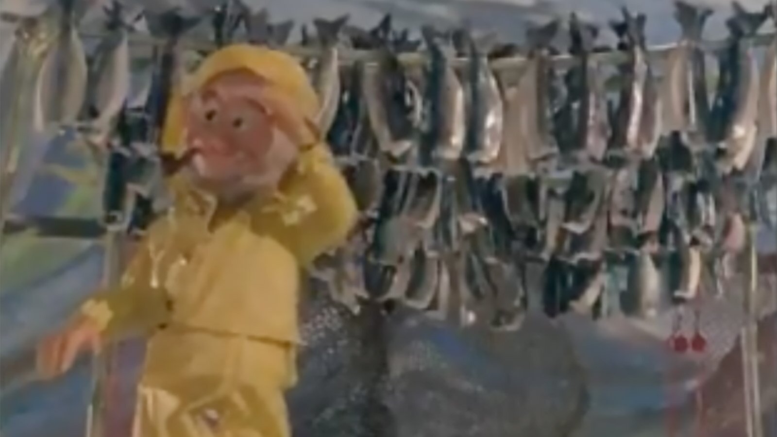 Ivo Caprino-dukke kledd som en fisker foran fiskehjell