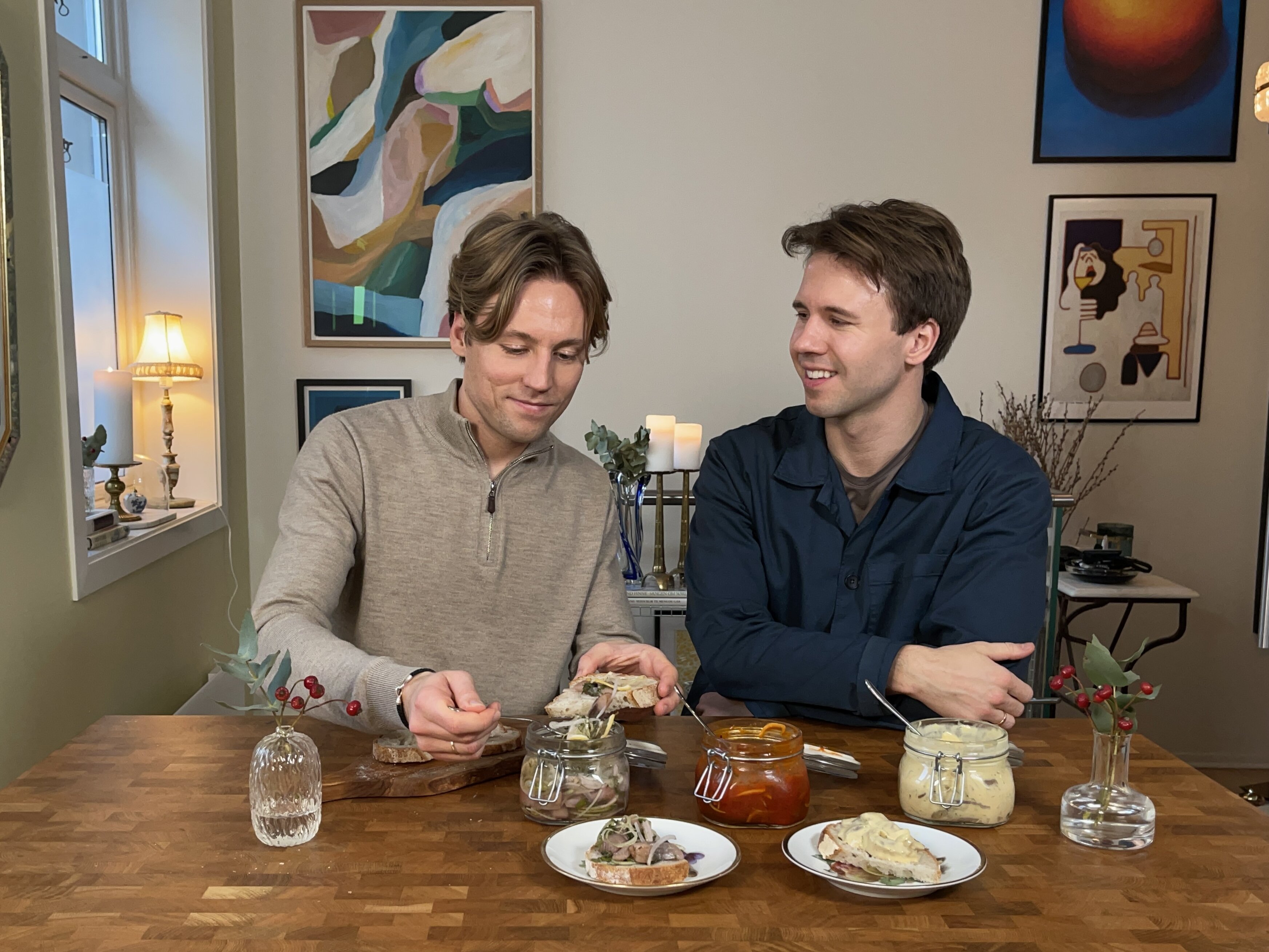 Sultne gutter Ole og Magnus spiser sild