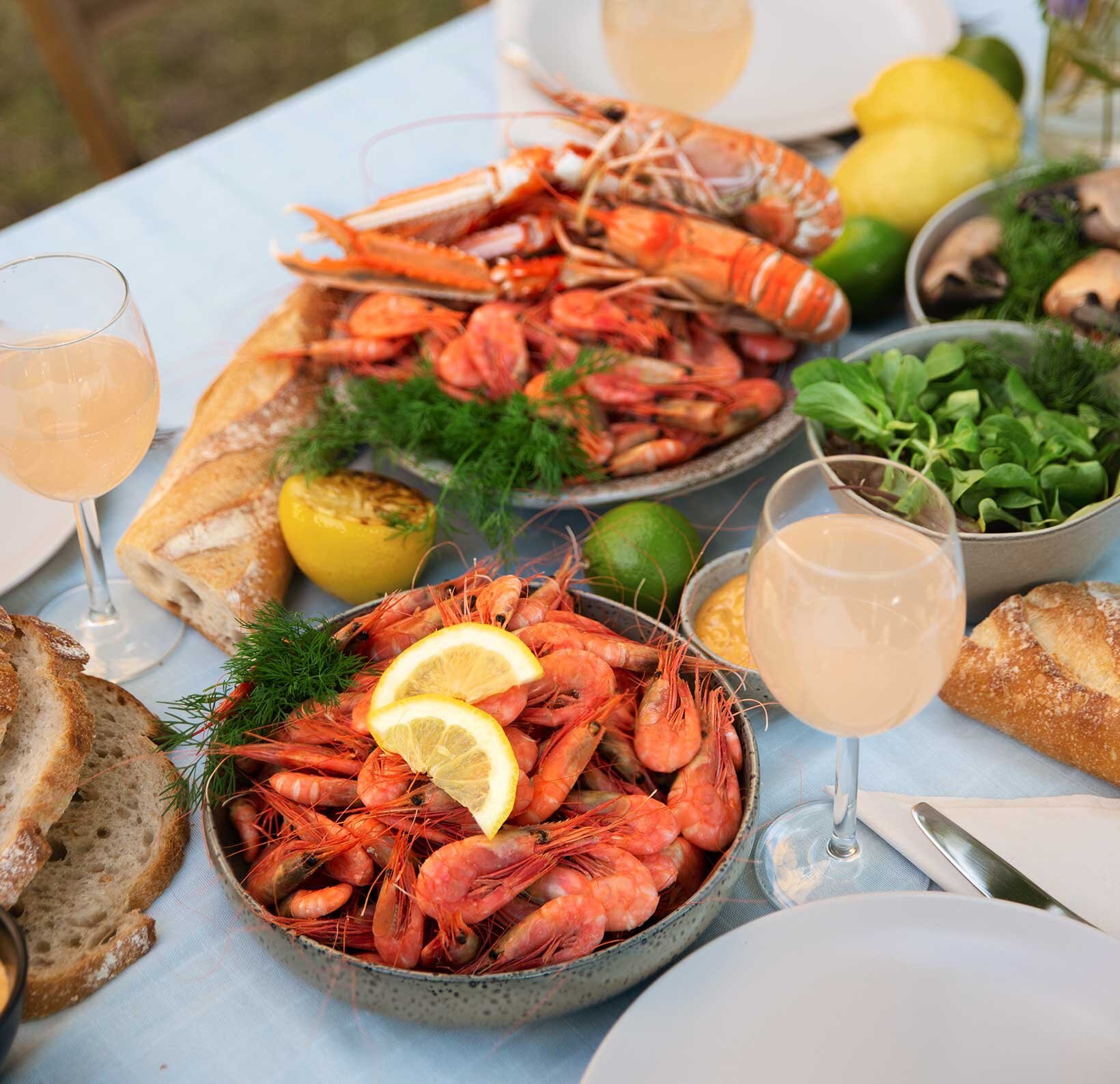 Reker og skalldyr på bord