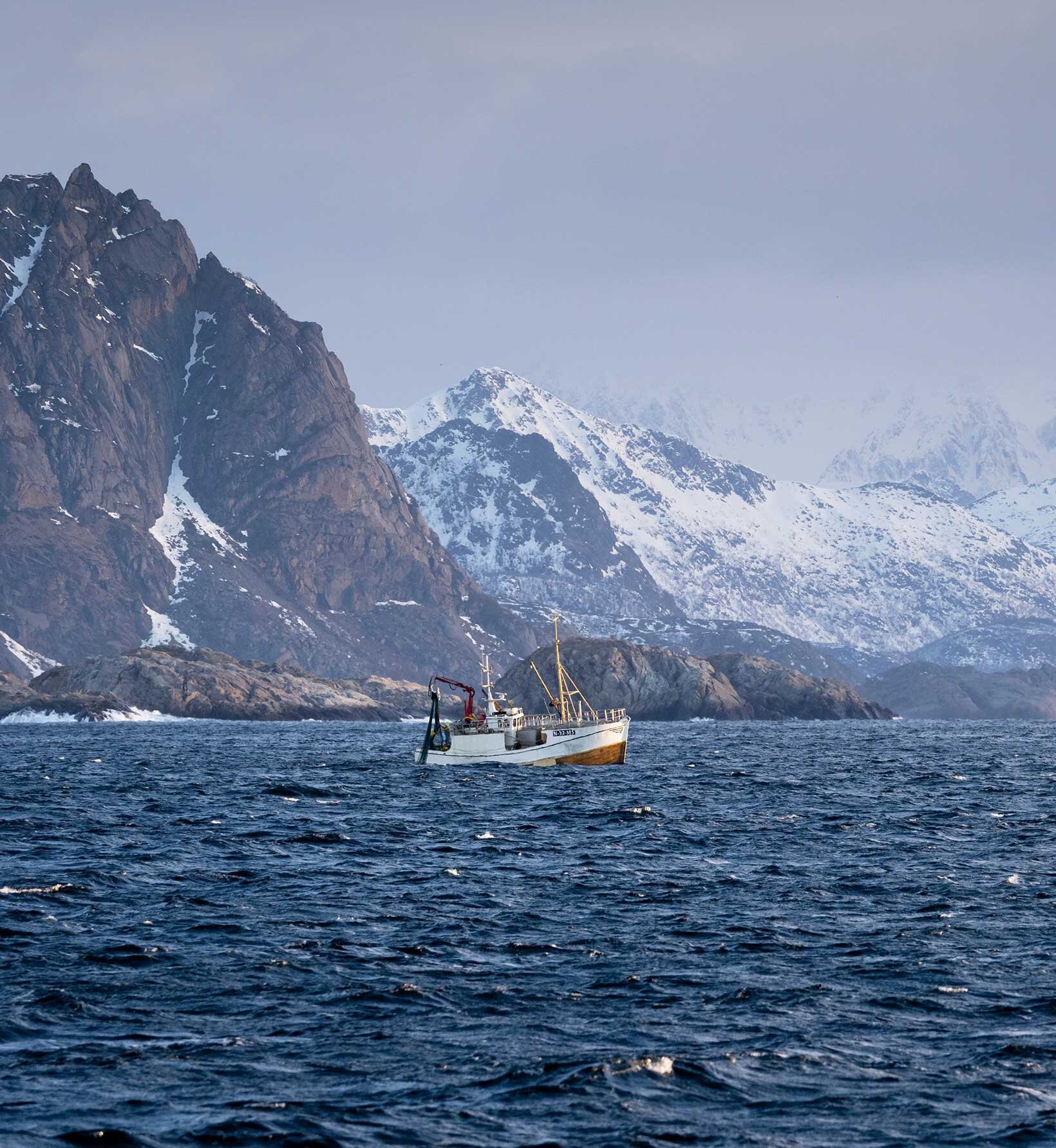 Sjark på vei ut på skreifiske
