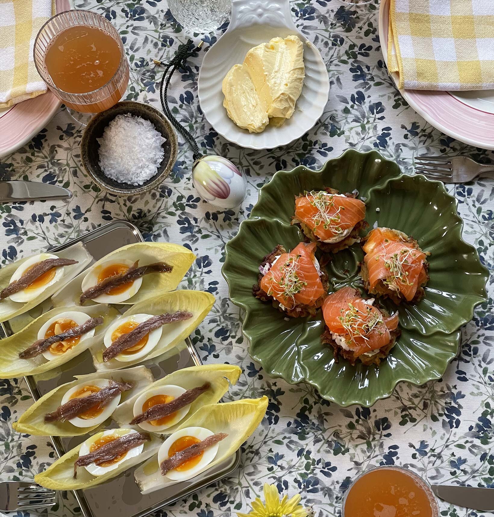 Borddekking med røkt laks og sardiner