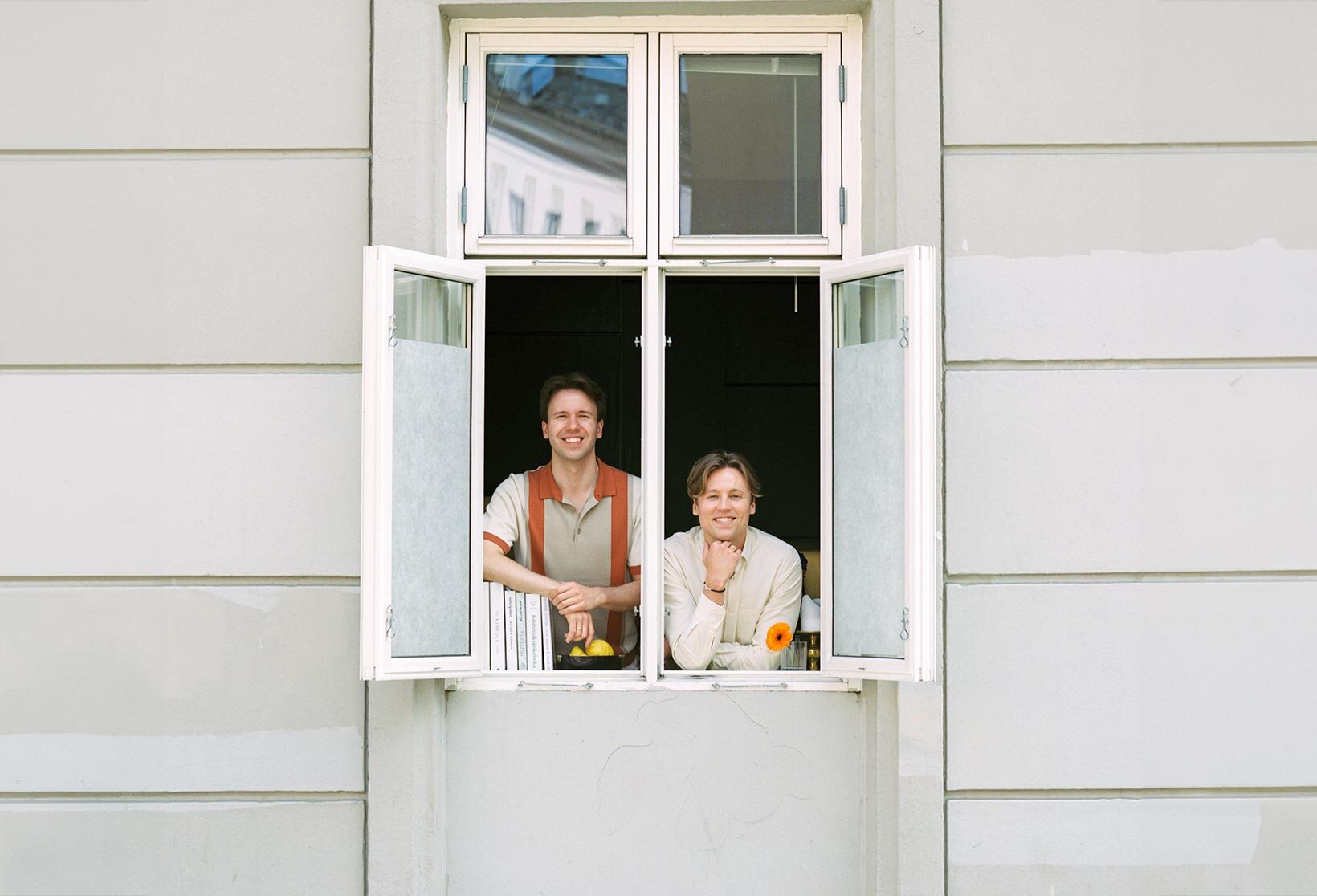 Ole og Magnus (Sultne gutter) i en vinduskarm