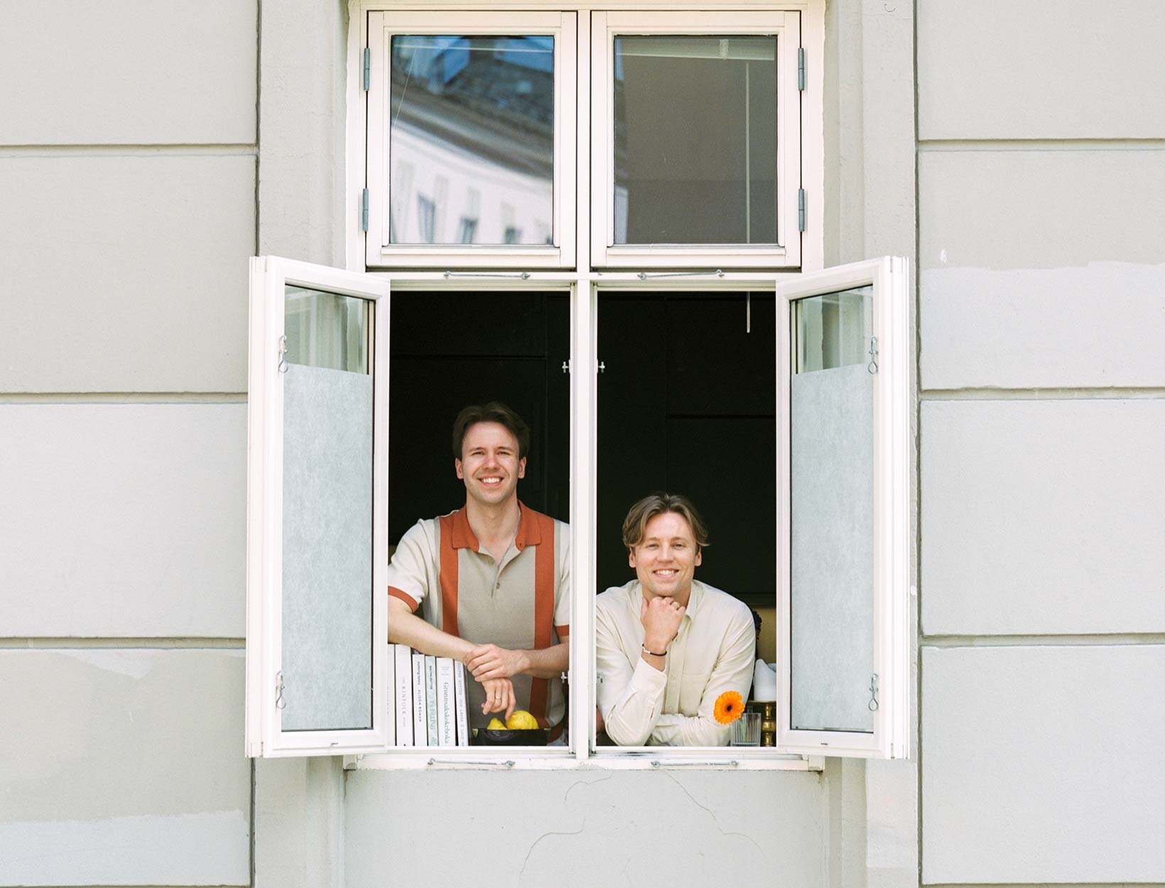 Ole og Magnus (Sultne gutter) i en vinduskarm