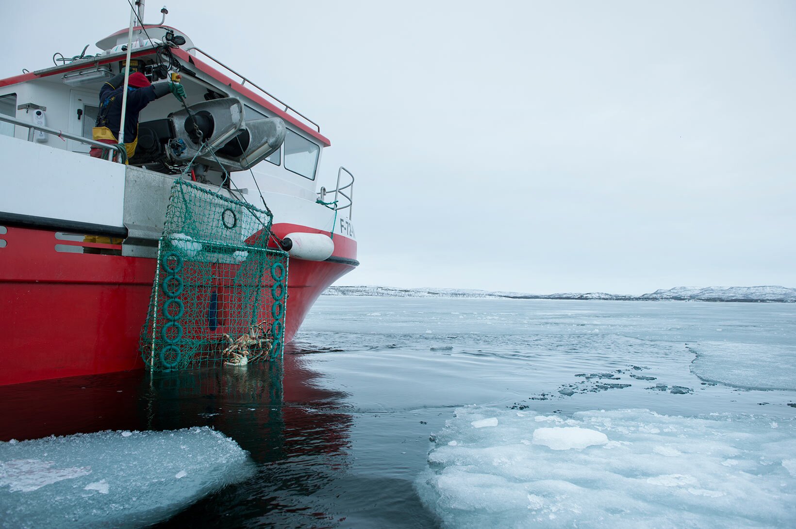 Teine på tur ombord i fiskebåt
