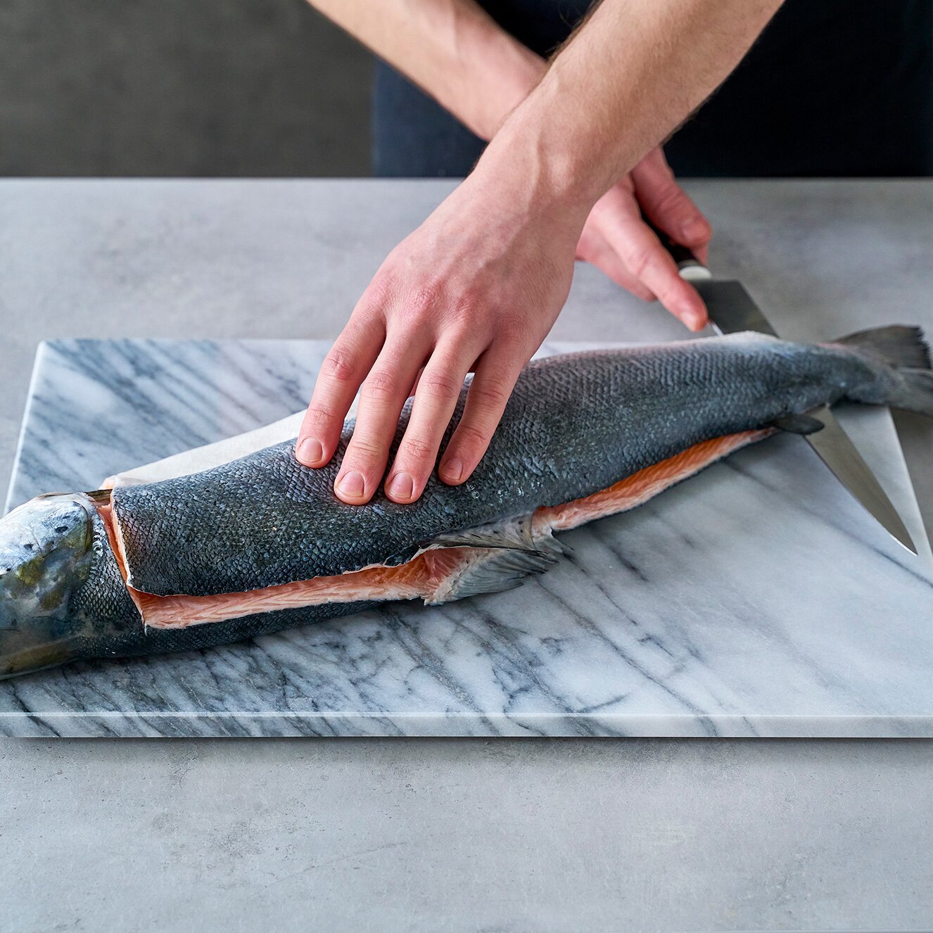 Skjær langs ryggbeinet mot sporden.