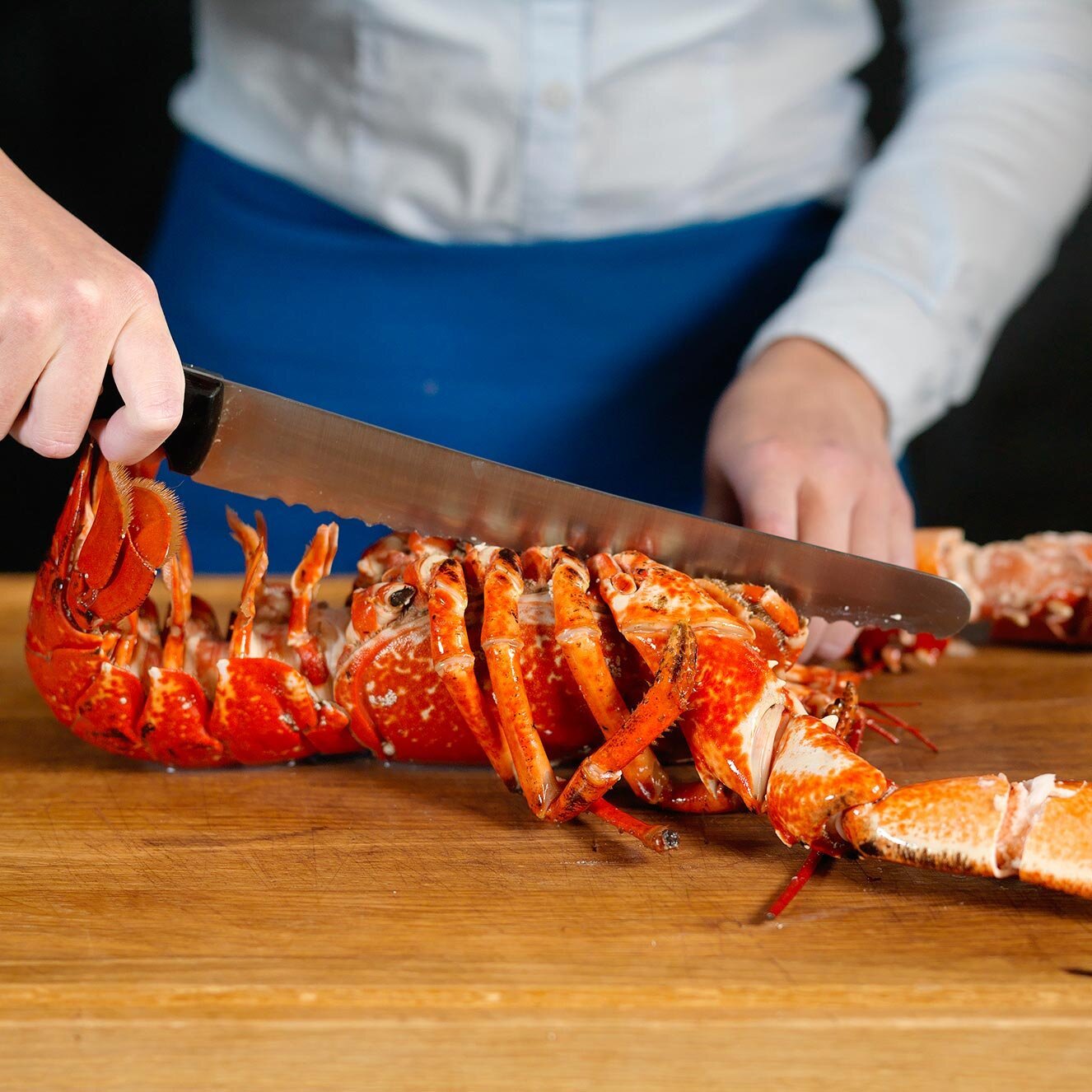 Dele hummer i to på midten