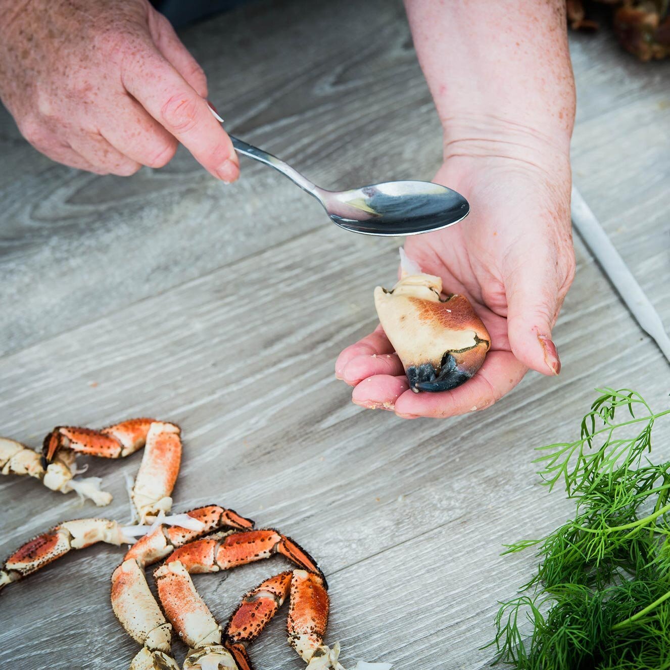 Knus krabbekloen med en skje