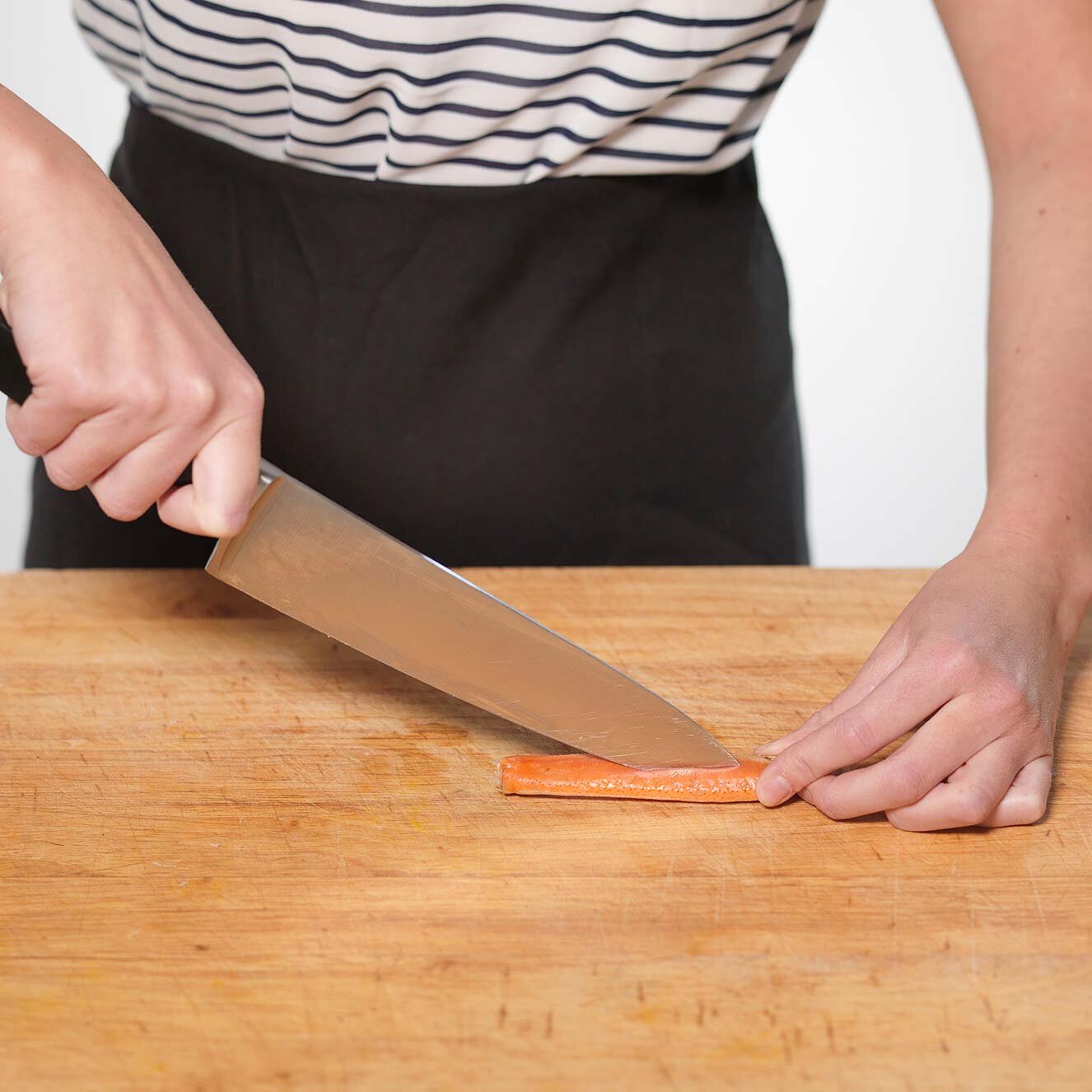 Deling av snøkrabbe med kniv