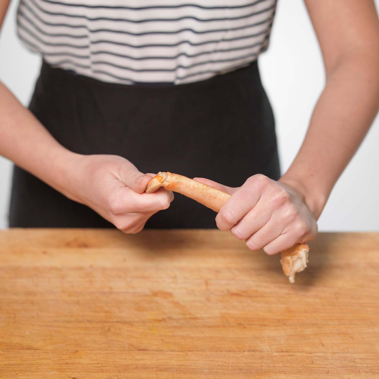 Kutting av snøkrabbe på fjøl