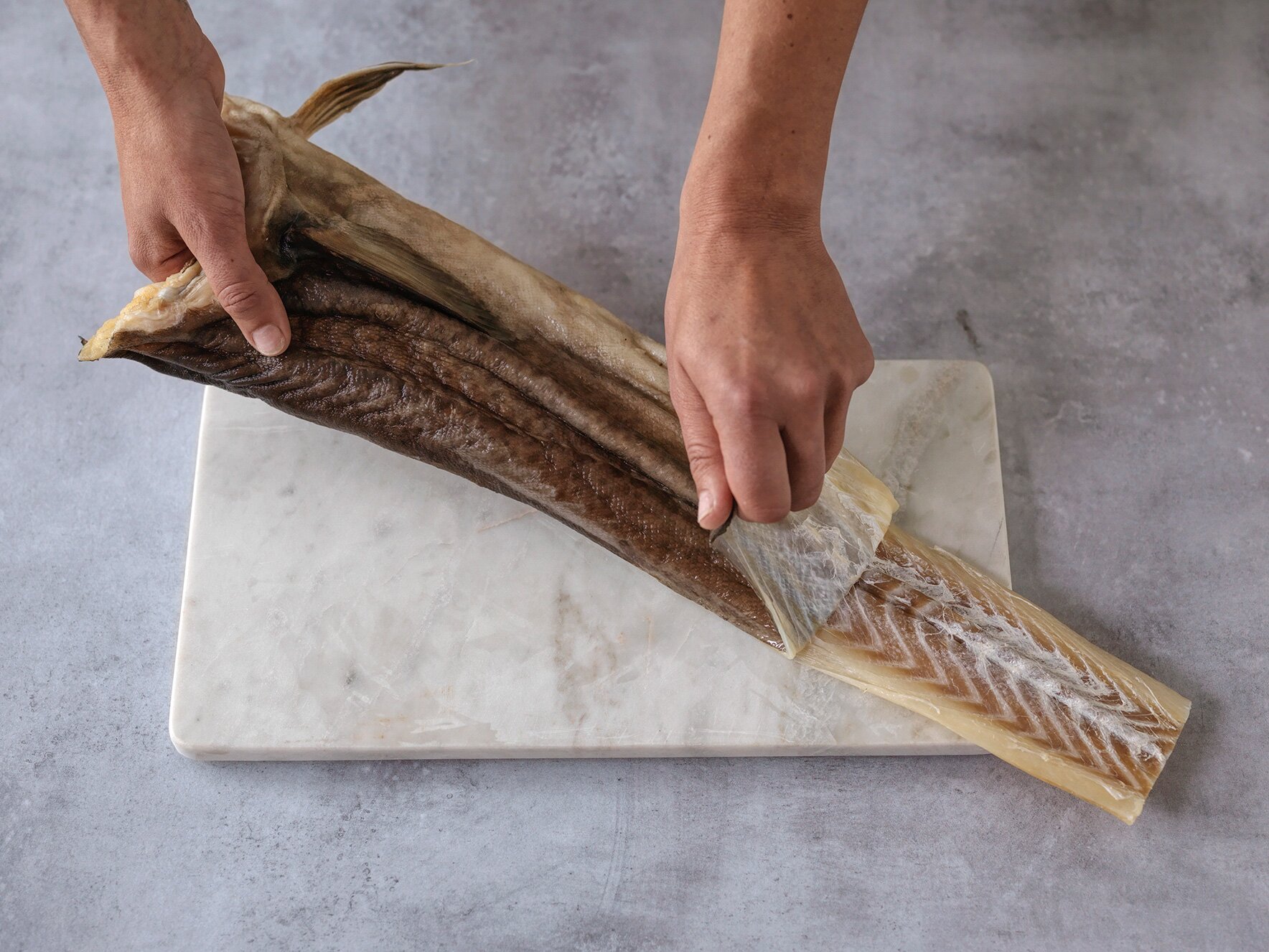 Dra skinnet av tørrfisken