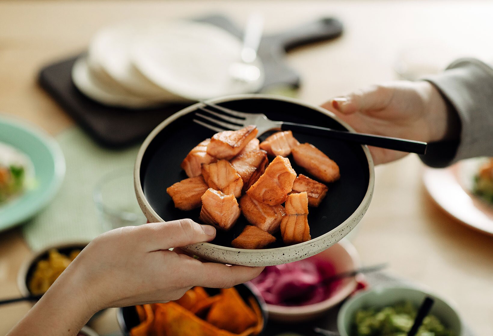 Laks i en skål som sendes over bordet