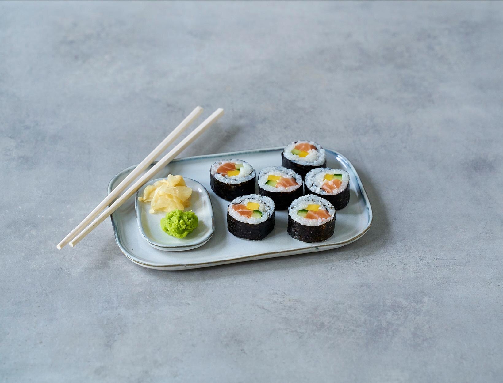 Maki sushi fint detaljefoto rolig med litt tilbehør